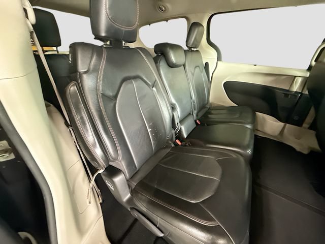 Used 2020 Chrysler Pacifica Touring-L FWD image 27