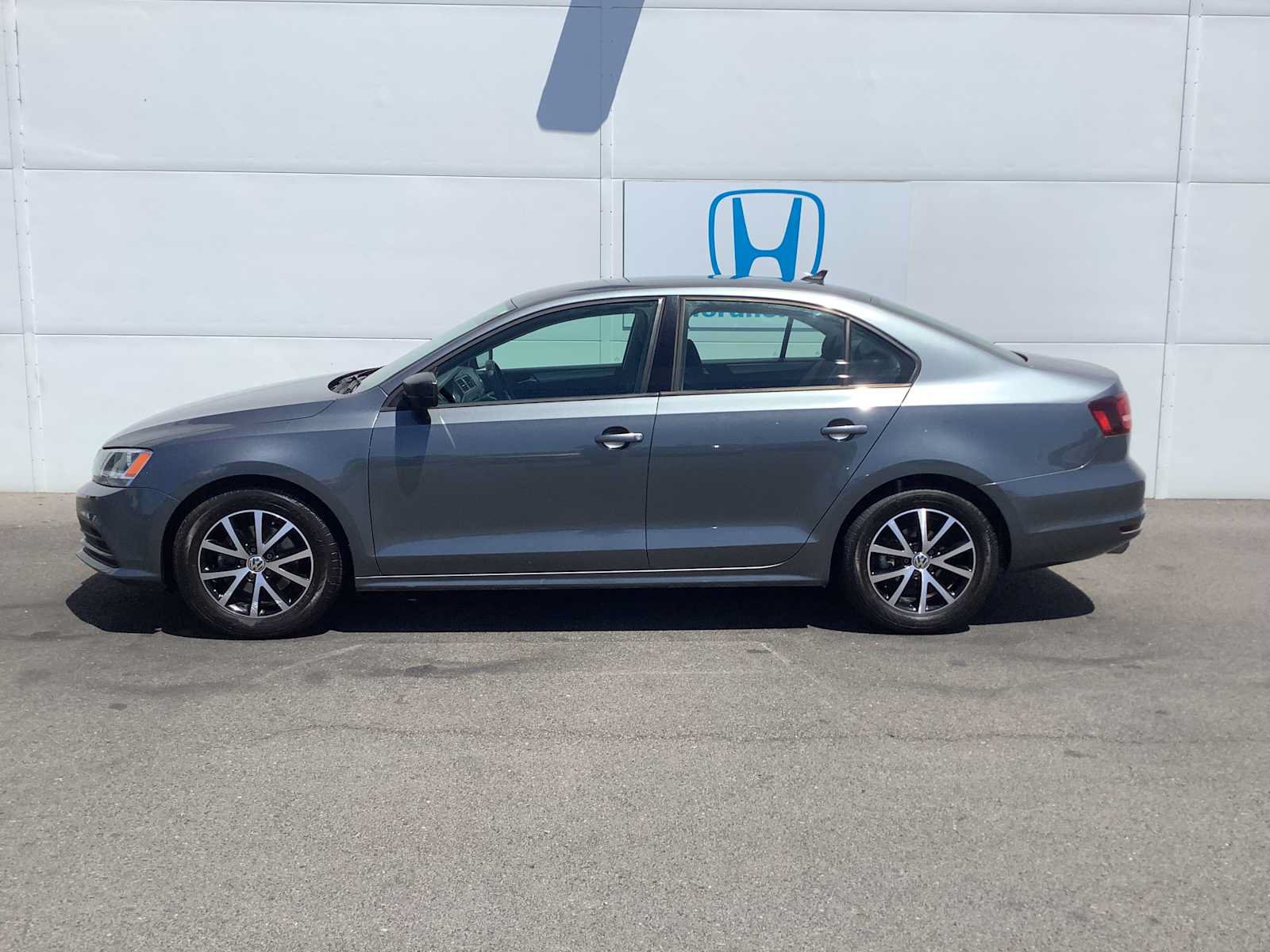 Used 2016 Volkswagen Jetta SE FWD image 2