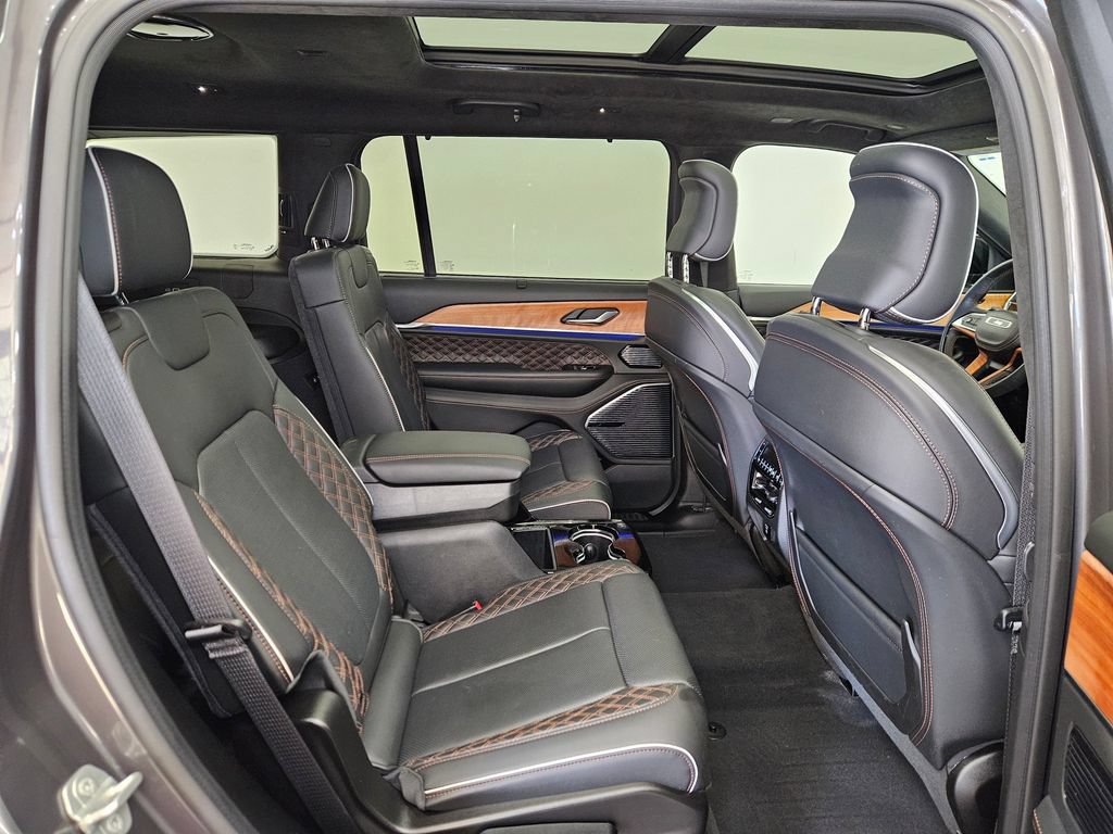 Used 2024 Jeep Grand Cherokee L Summit AWD/4WD image 10