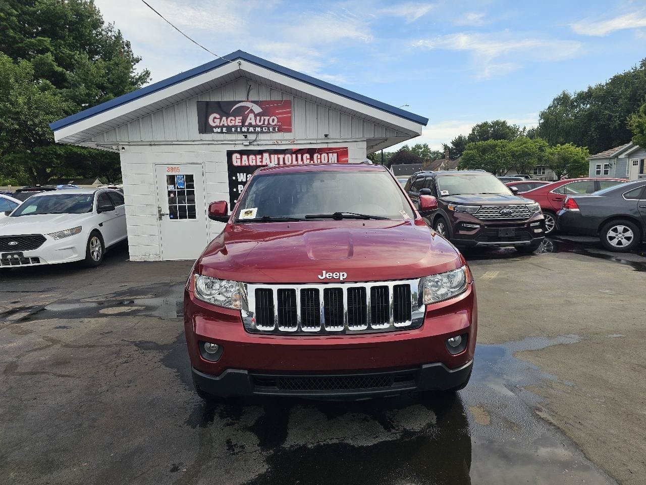 Used 2012 Jeep Grand Cherokee Laredo w/ Laredo E Group AWD/4WD image 2