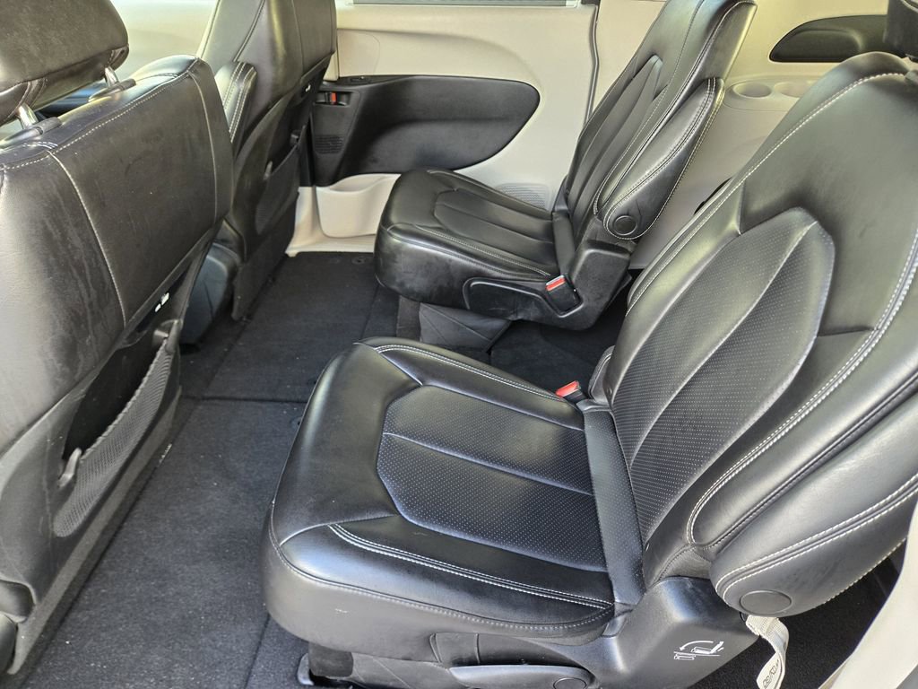 Used 2023 Chrysler Pacifica Touring-L FWD image 18