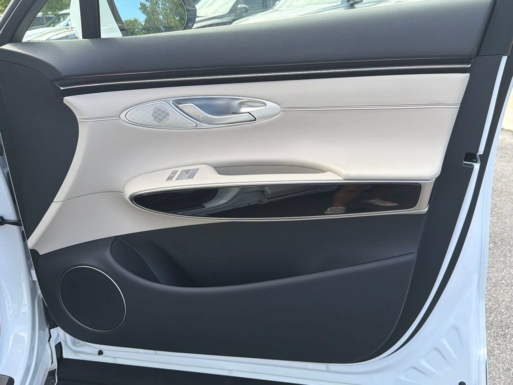 New 2027 Genesis GV70 2.5T AWD/4WD image 16