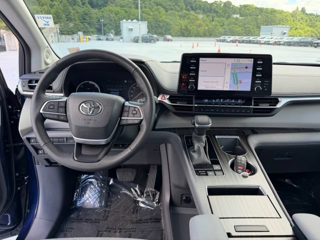 Certified 2024 Toyota Sienna Limited FWD image 17