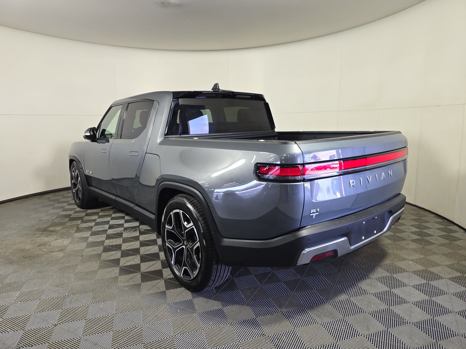 Used 2024 Rivian R1T Adventure AWD/4WD image 3
