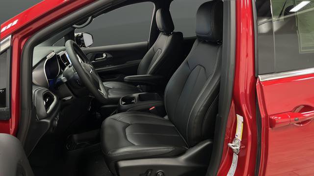 New 2026 Chrysler Pacifica Select image 15