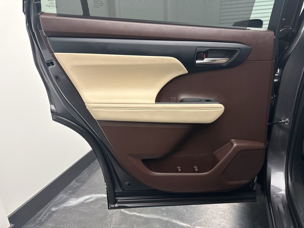 Used 2021 Toyota Highlander XLE image 16