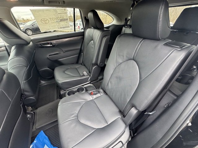 New 2026 Toyota Highlander Platinum image 15