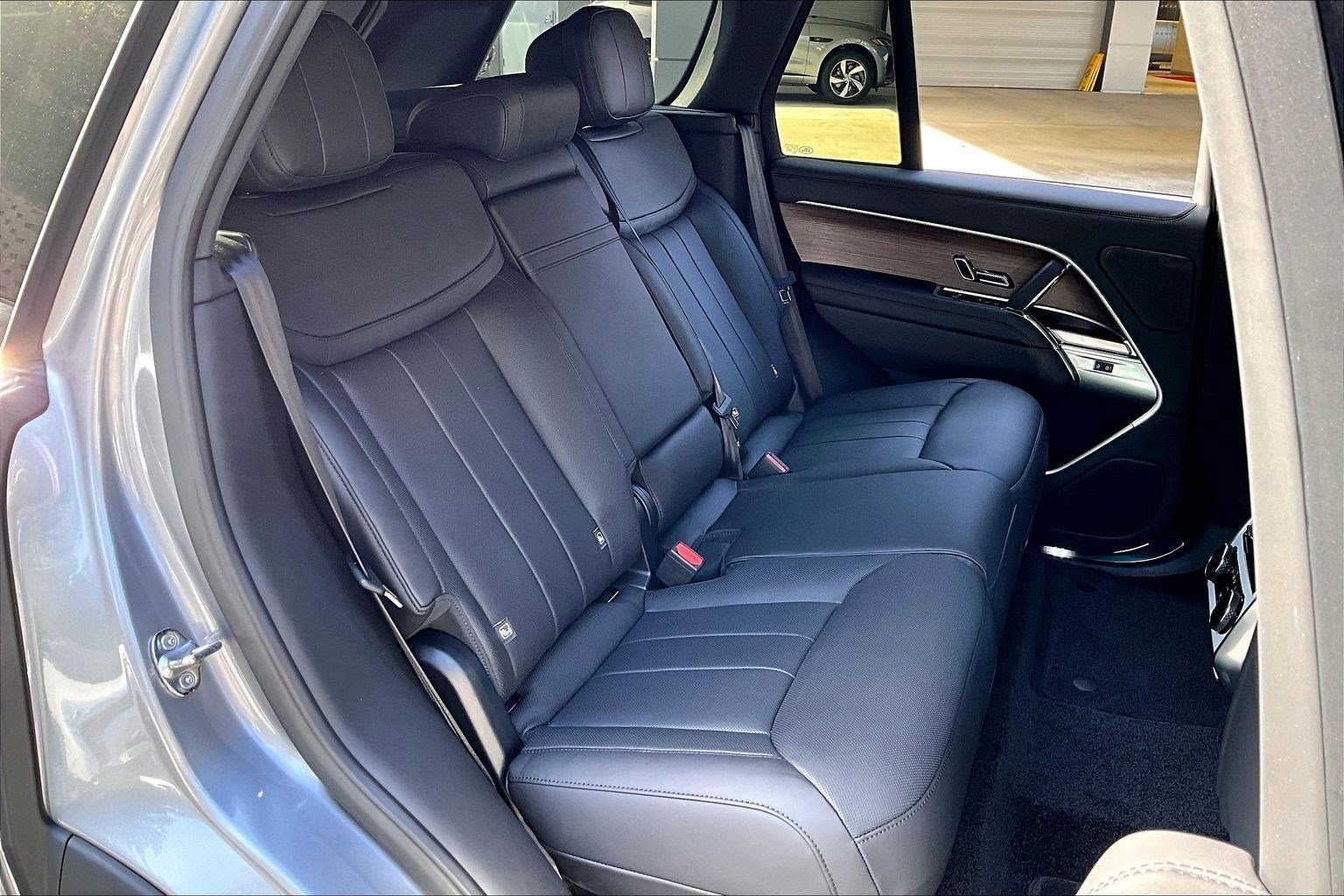 New 2026 Land Rover Range Rover SE image 9