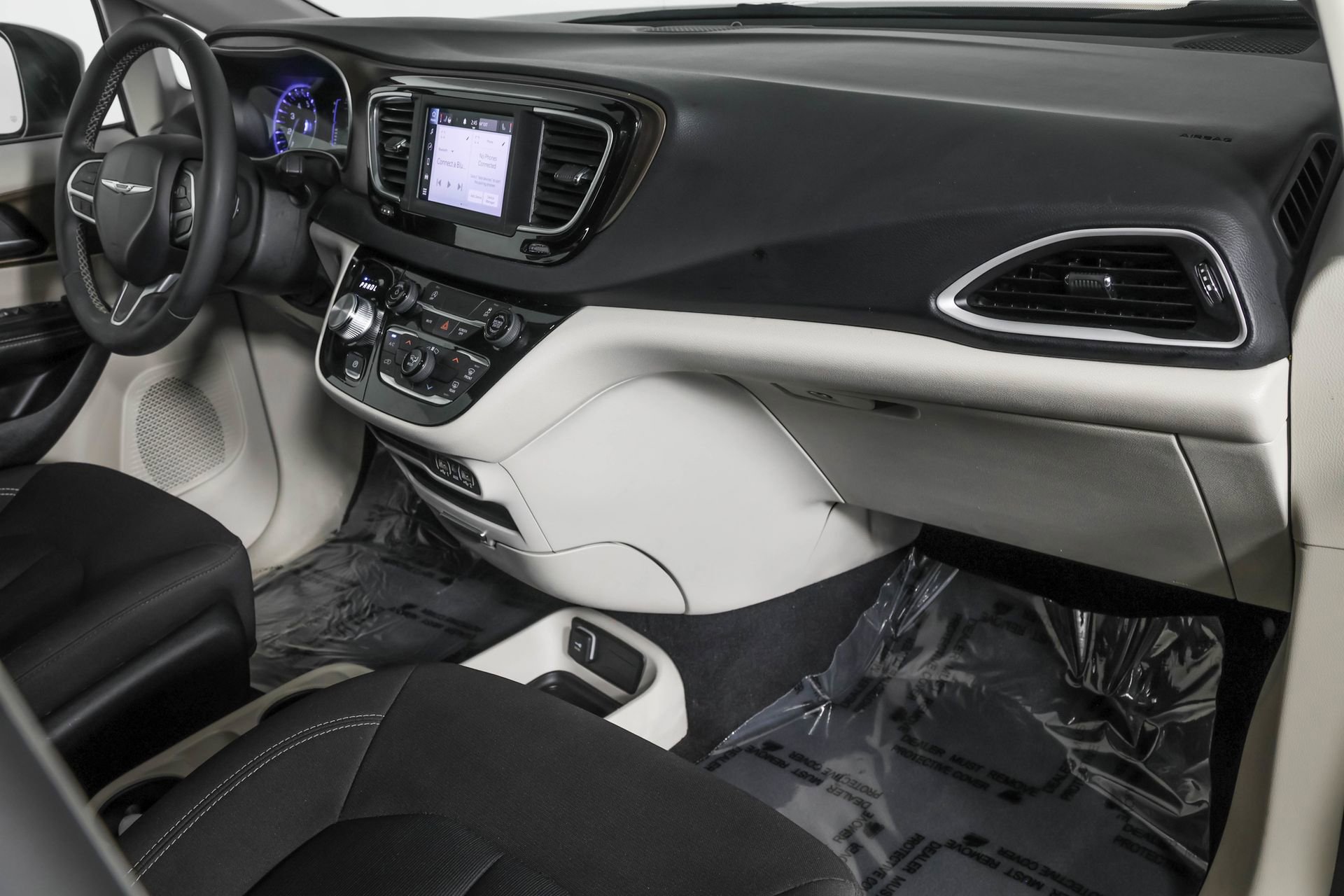 Used 2022 Chrysler Voyager LX image 41