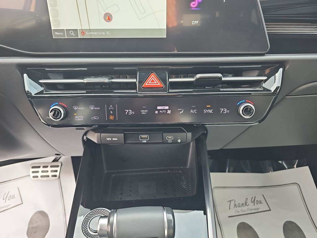 Used 2023 Kia Niro SX Touring image 28