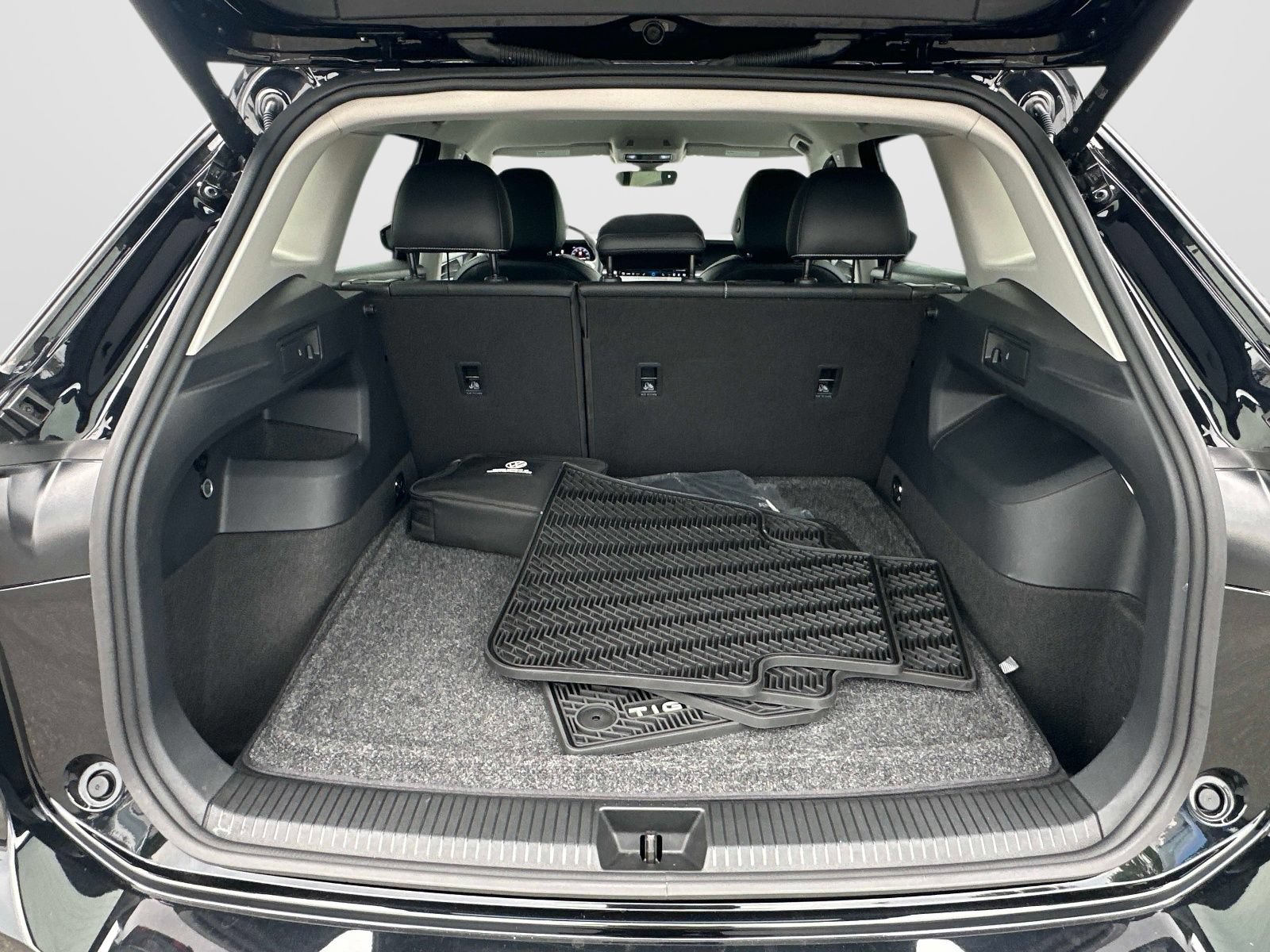 Certified 2025 Volkswagen Tiguan SE FWD image 12
