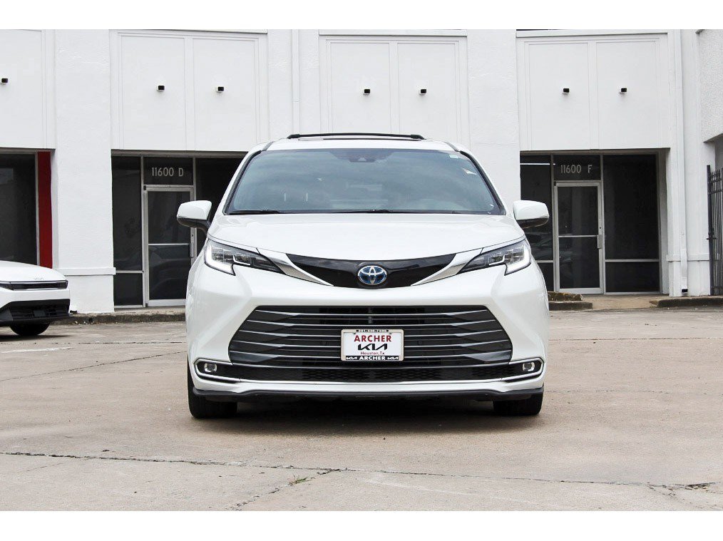 Used 2025 Toyota Sienna Limited AWD/4WD image 2