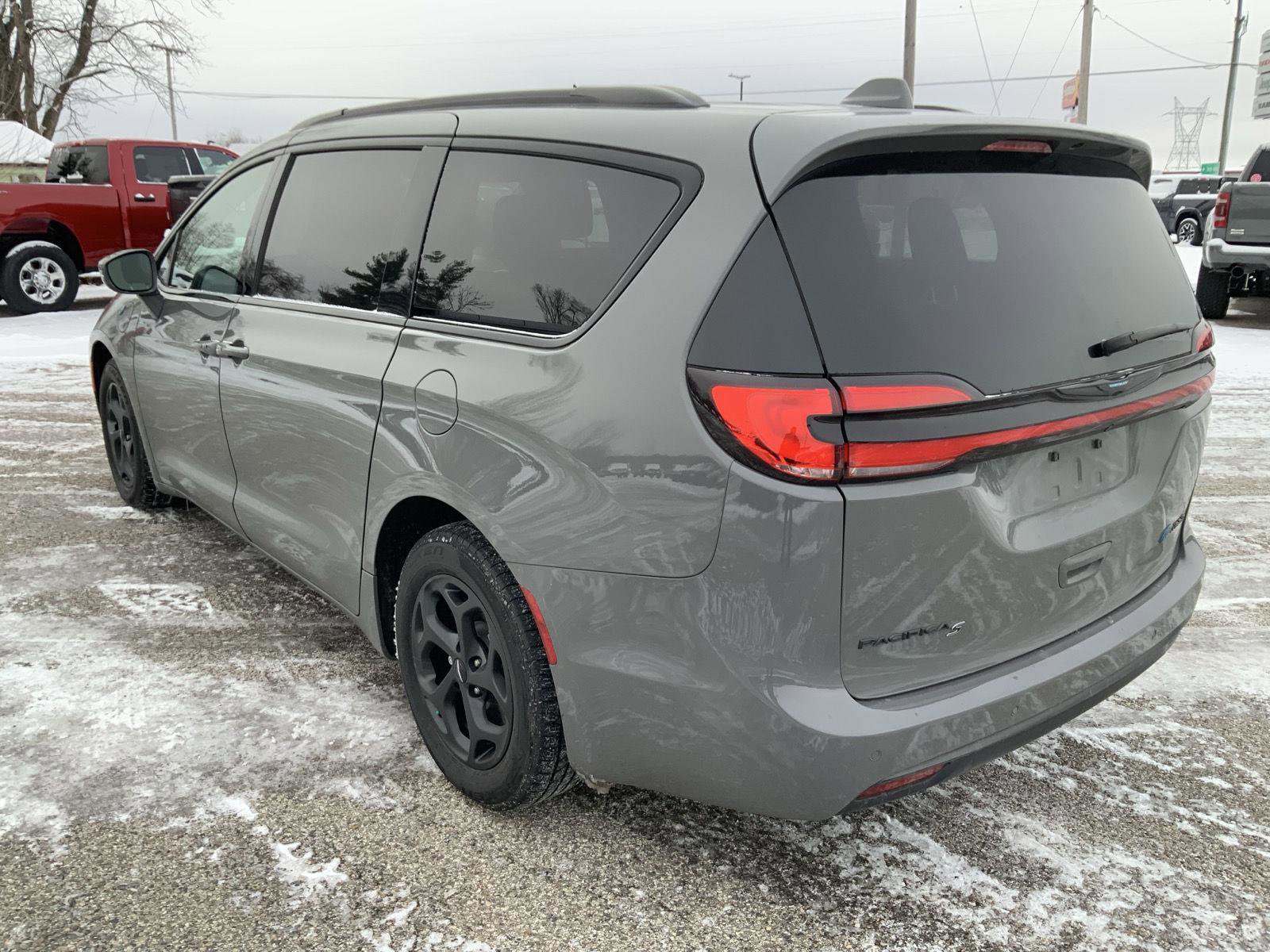 Used 2021 Chrysler Pacifica Limited w/ S Appearance Package image 10