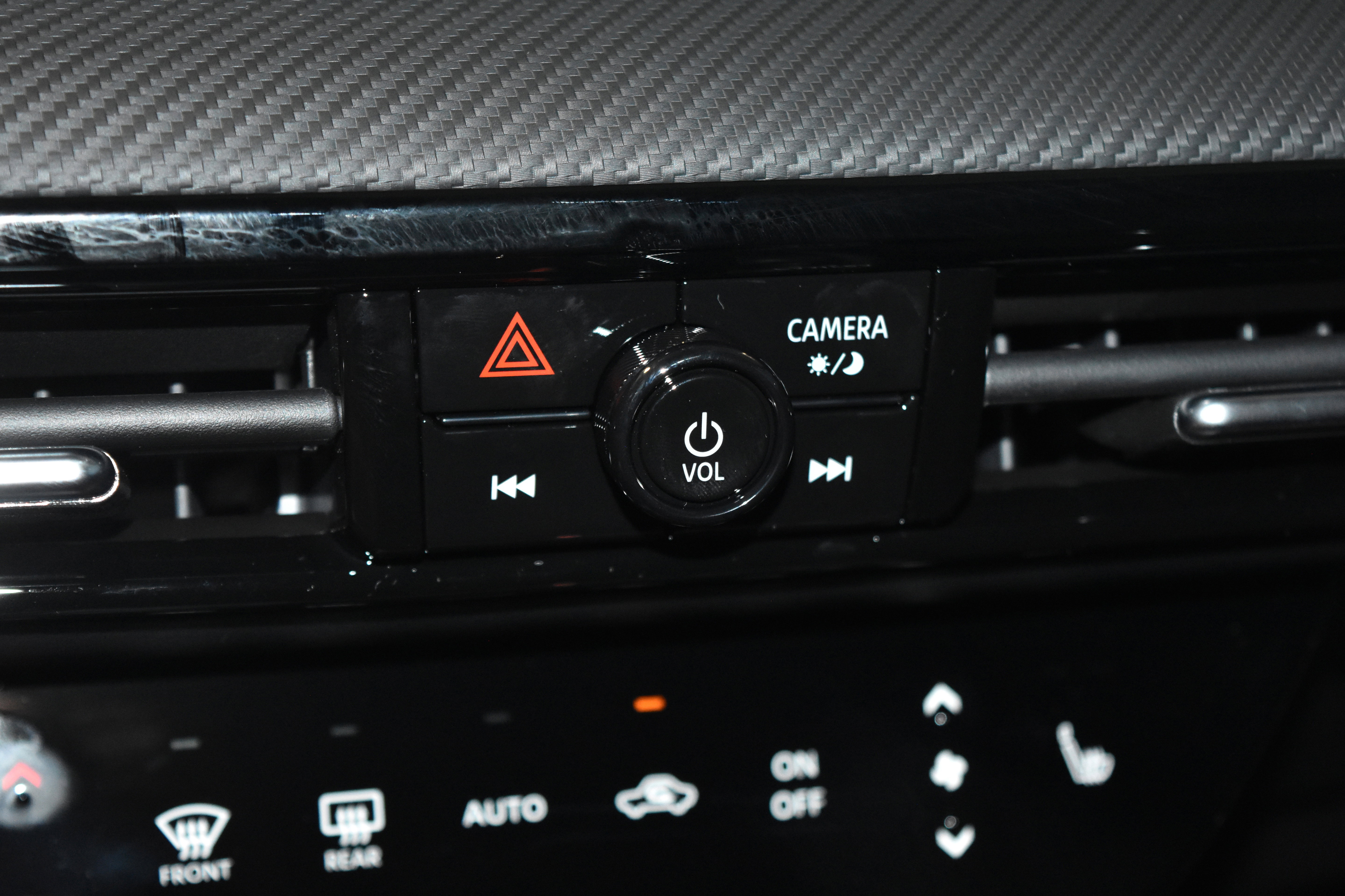 New 2026 Nissan Kicks SR w/ Cold Weather Package image 10