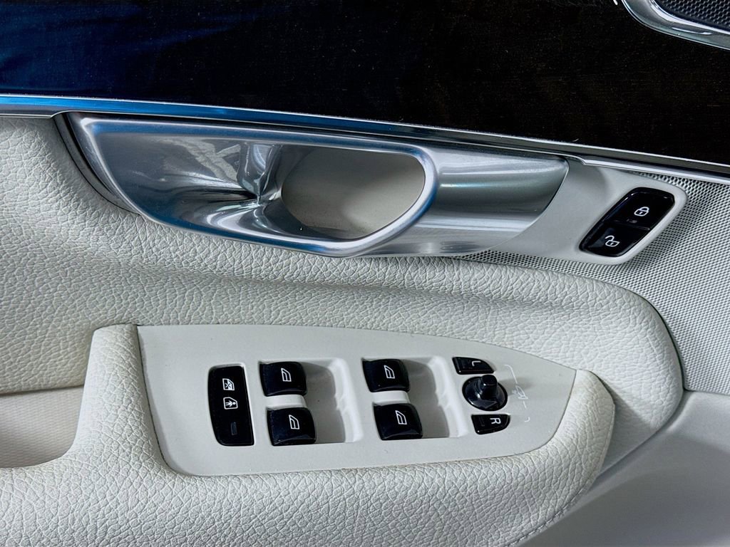 Used 2018 Volvo XC90 T6 Momentum w/ Convenience Package image 18