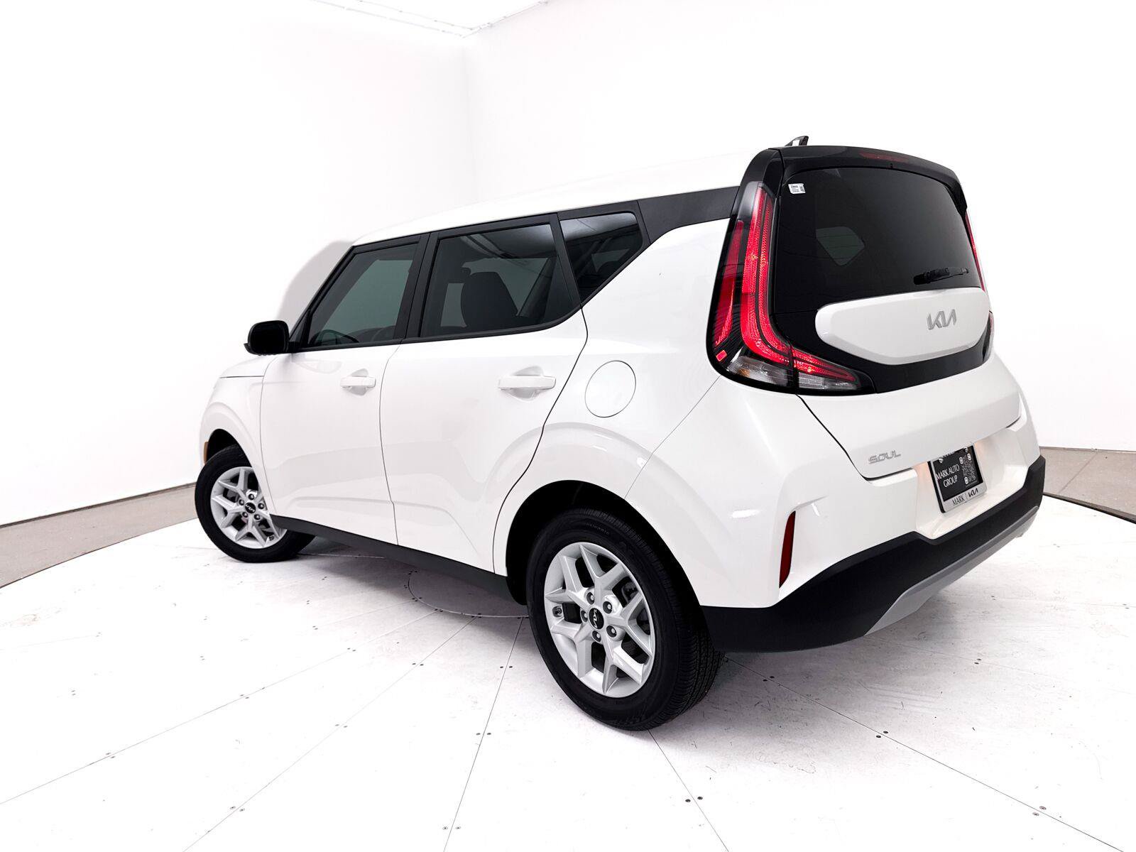 Used 2025 Kia Soul LX w/ LX Technology Package FWD image 2