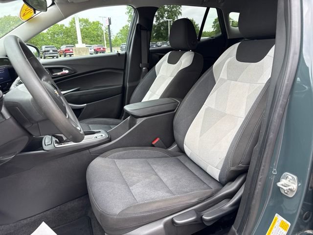 Used 2025 Chevrolet Trax LS w/ LS Convenience Package FWD image 17
