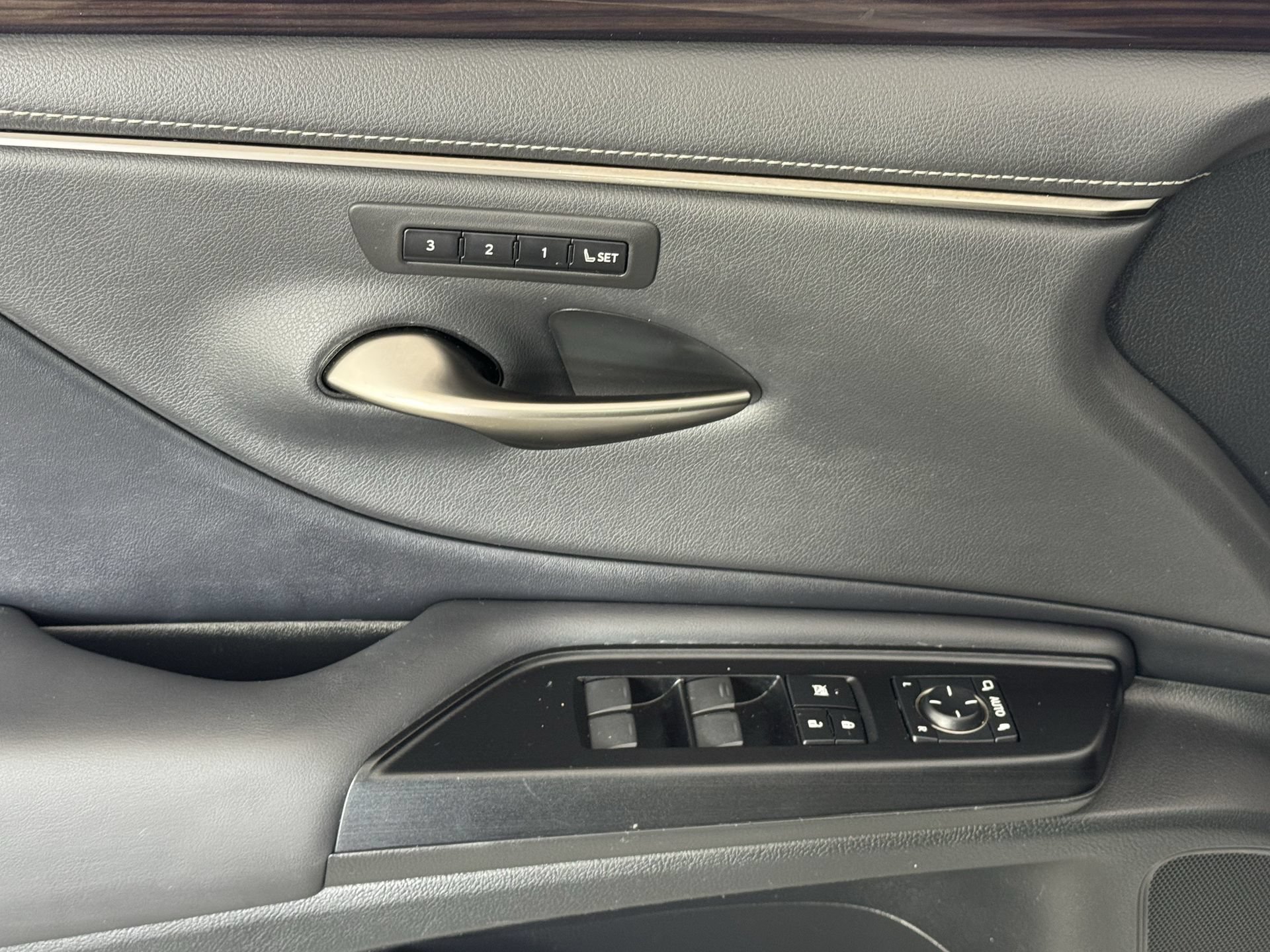 Used 2020 Lexus ES 350 w/ Premium Package FWD image 12