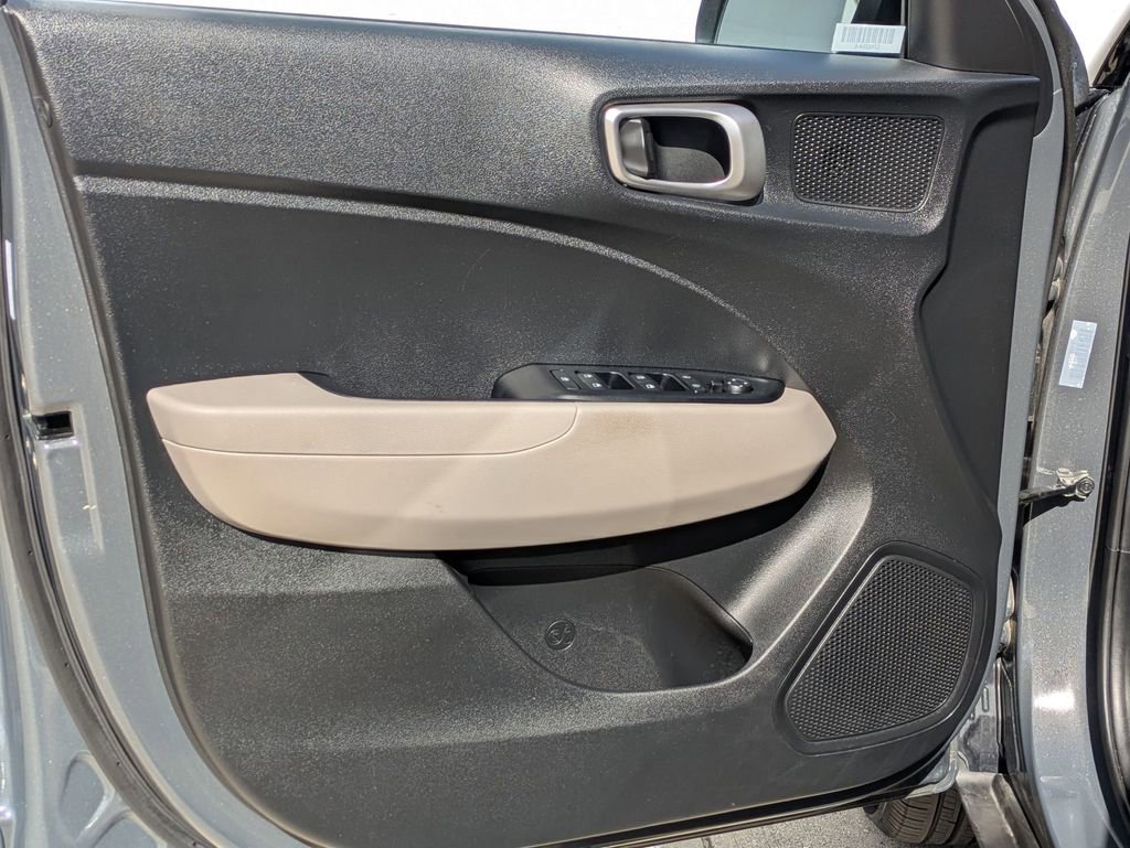 Used 2025 Hyundai Venue SEL image 11