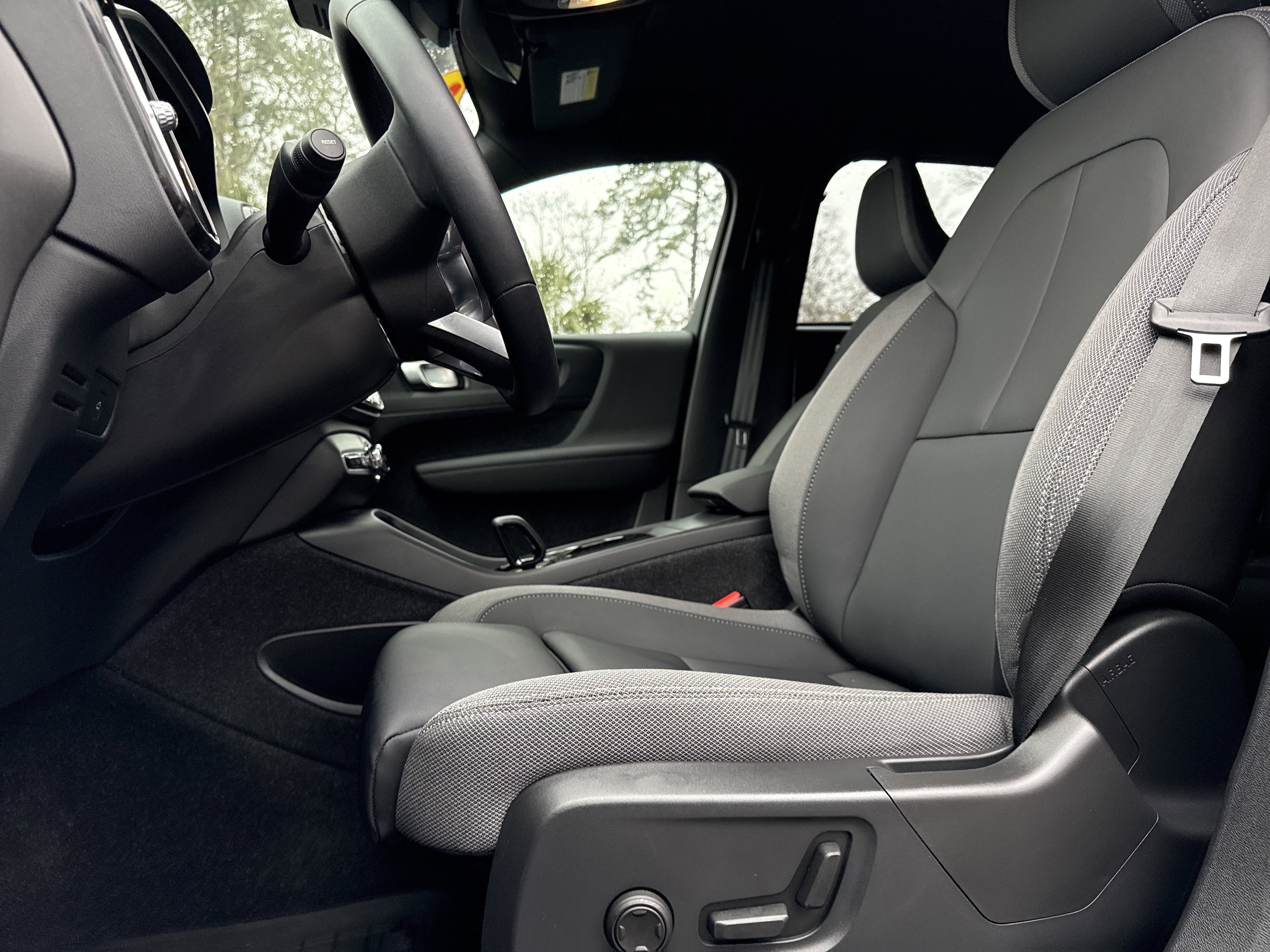 Used 2023 Volvo XC40 Recharge Core image 15