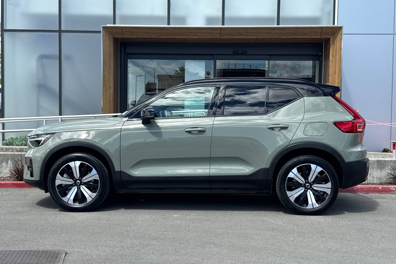Used 2023 Volvo XC40 Recharge Plus AWD/4WD image 6