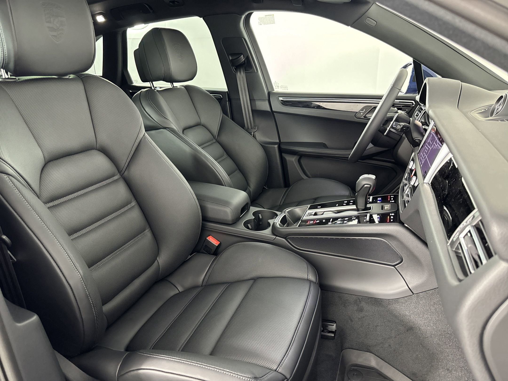 Certified 2025 Porsche Macan image 30