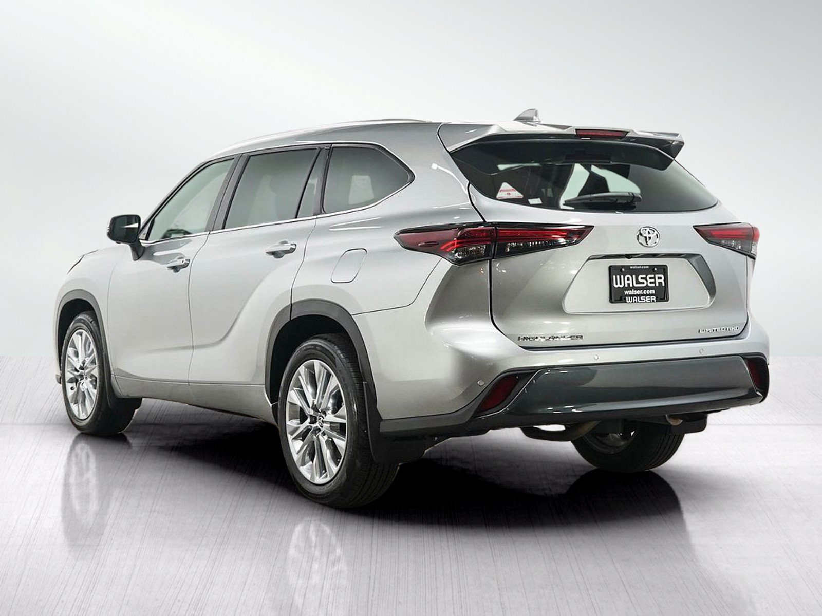 Used 2024 Toyota Highlander Limited AWD/4WD image 3