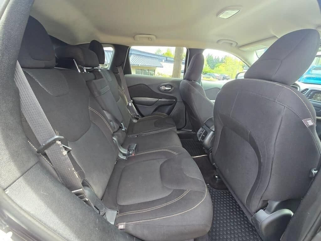 Used 2016 Jeep Cherokee Latitude w/ Cold Weather Group AWD/4WD image 13