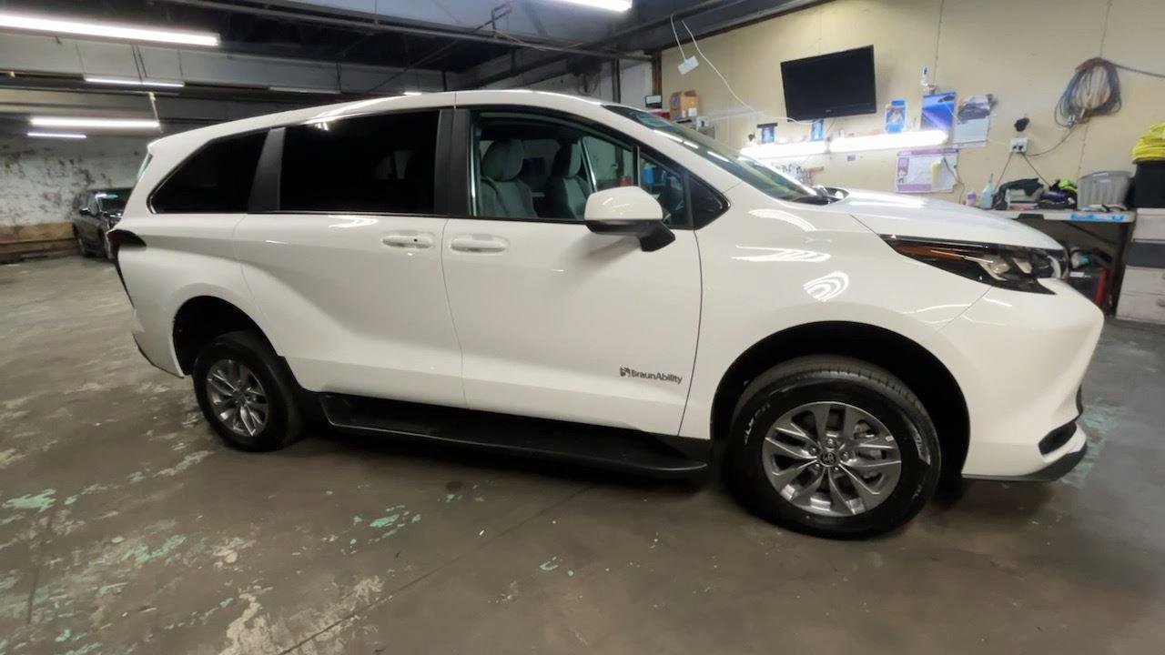Used 2025 Toyota Sienna LE image 19