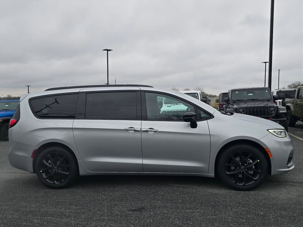 New 2026 Chrysler Pacifica Select w/ S Appearance Package FWD image 2