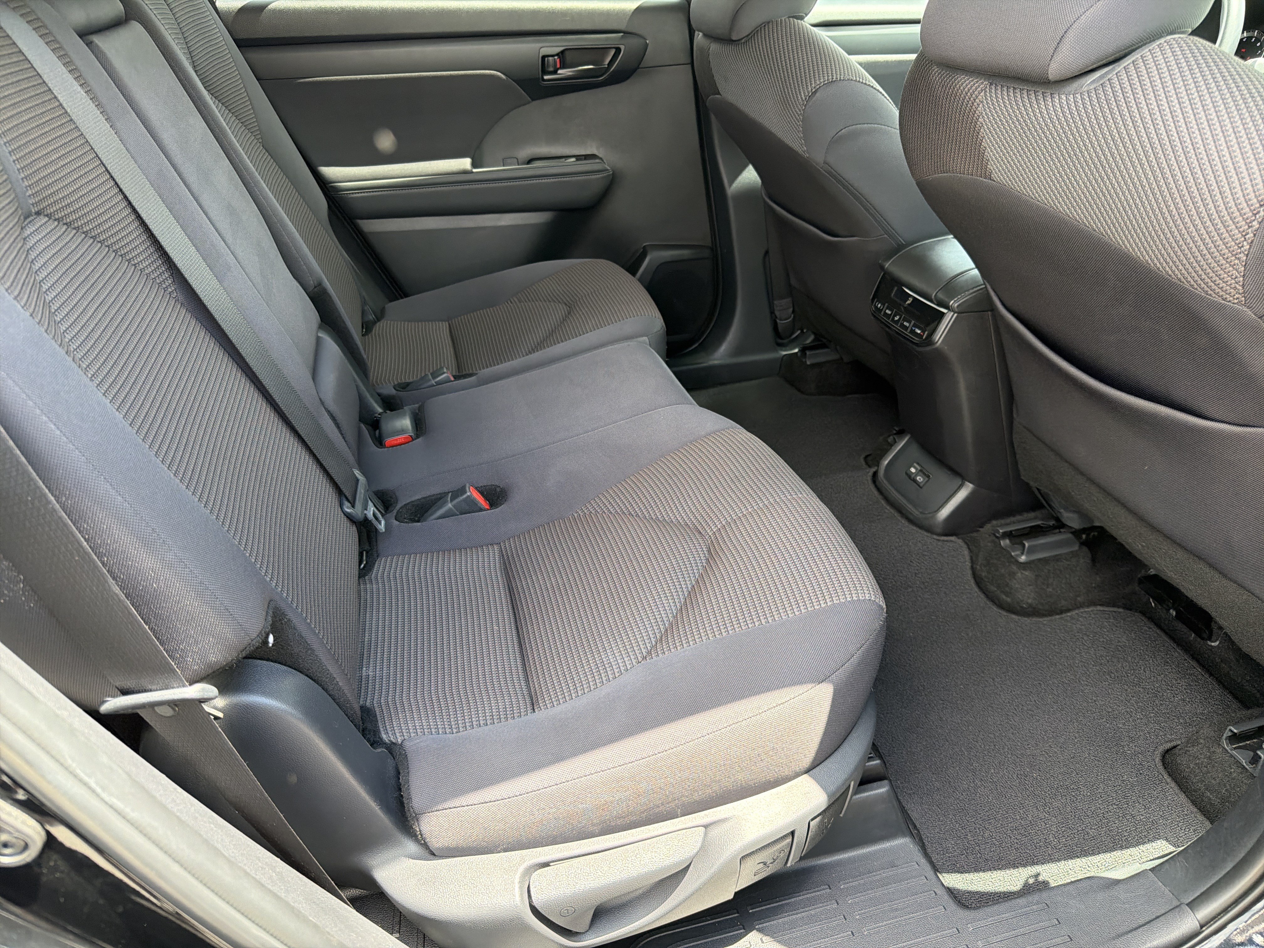 Certified 2025 Toyota Highlander LE FWD image 25