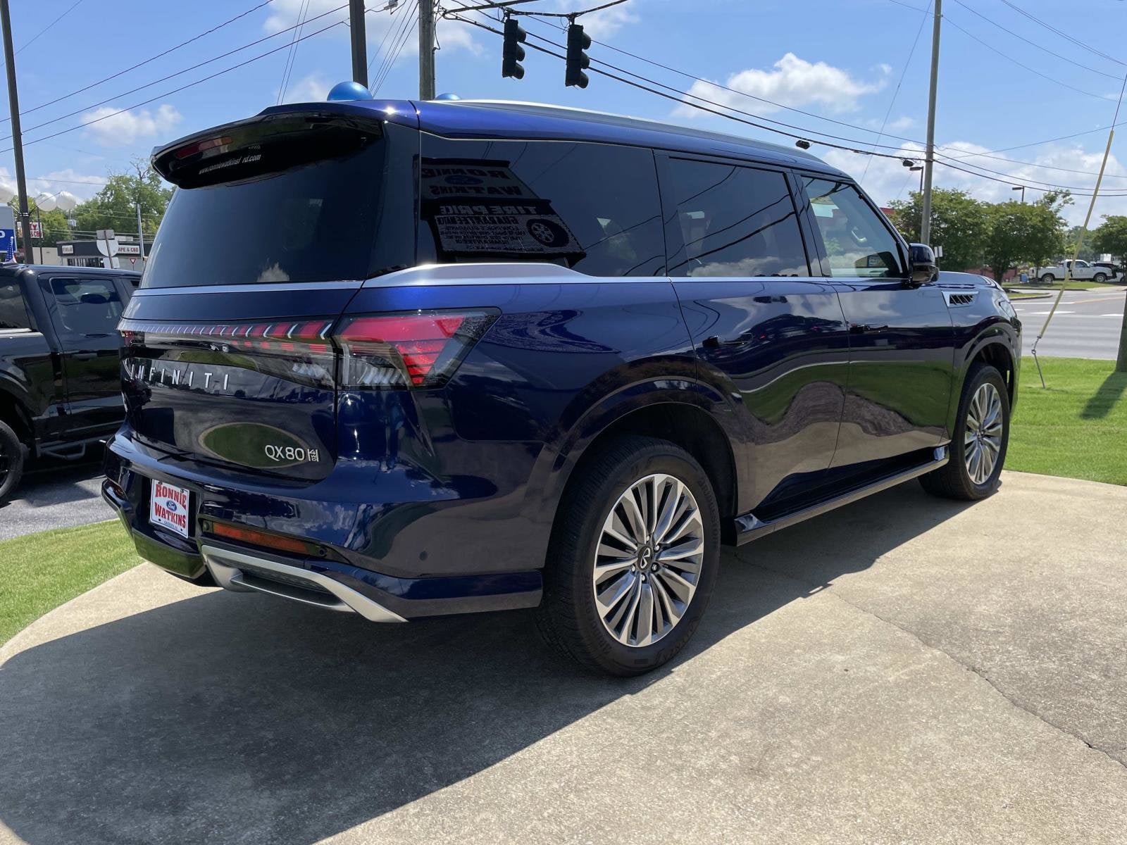 Used 2025 INFINITI QX80 Sensory AWD/4WD image 4