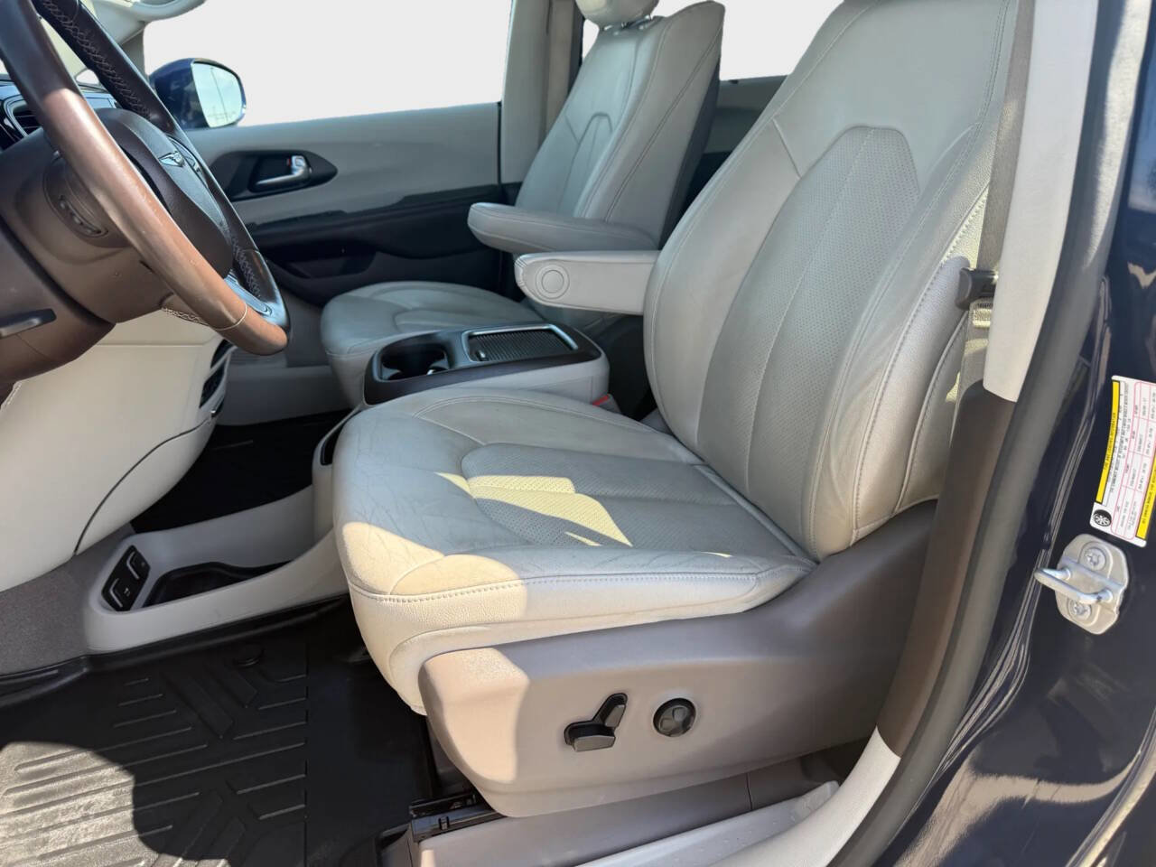 Used 2020 Chrysler Pacifica Touring-L Plus FWD image 7