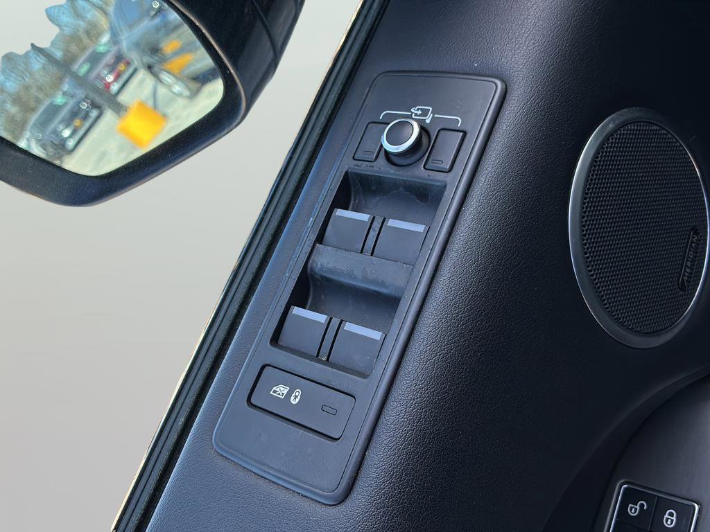 Used 2016 Land Rover Range Rover Sport SE image 12