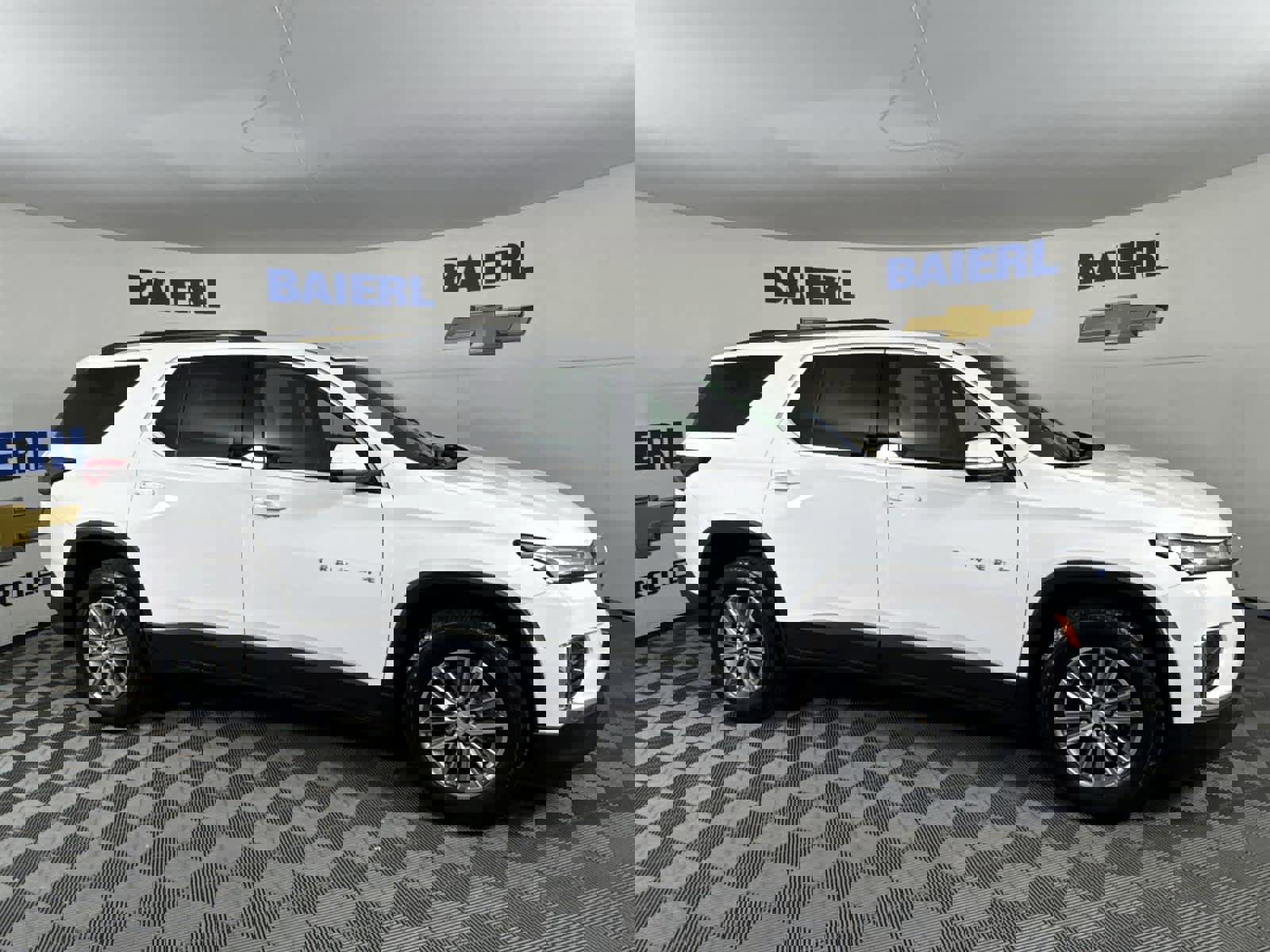 Used 2023 Chevrolet Traverse LT image 6