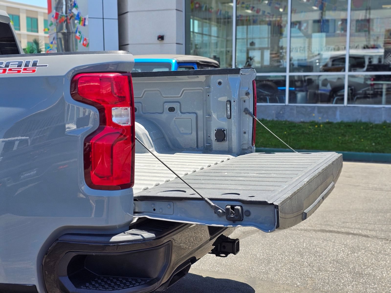 Used 2024 Chevrolet Silverado 1500 LT Trail Boss w/ LPO, Dark Essentials Package AWD/4WD image 8