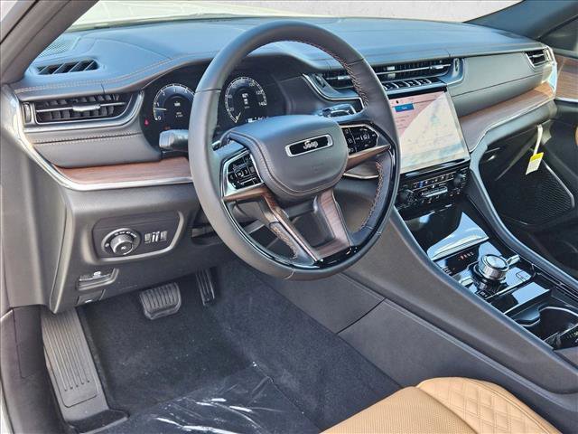New 2025 Jeep Grand Cherokee Summit image 9