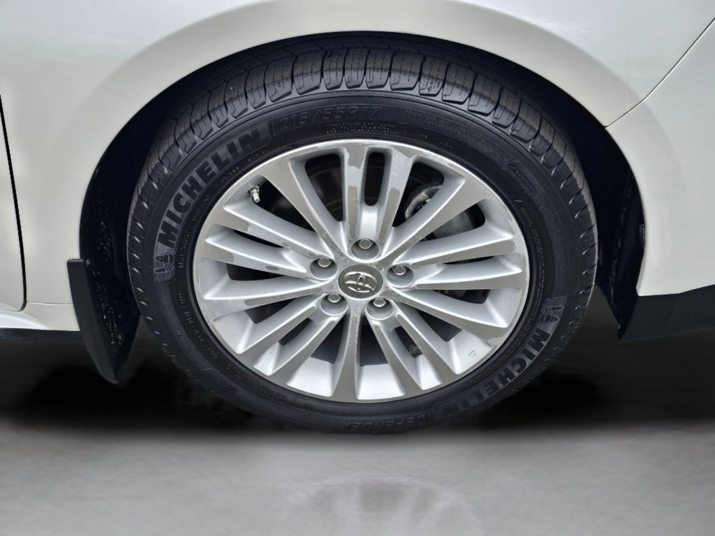 Used 2013 Toyota Avalon Limited FWD image 28