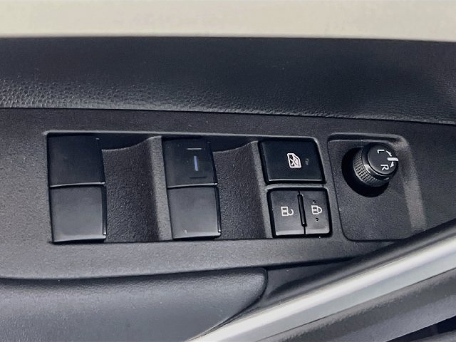 Used 2024 Toyota Corolla Cross LE w/ Moonroof Package FWD image 12
