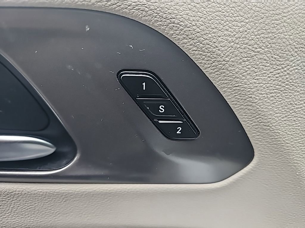 Used 2024 Chrysler Pacifica Touring-L image 11