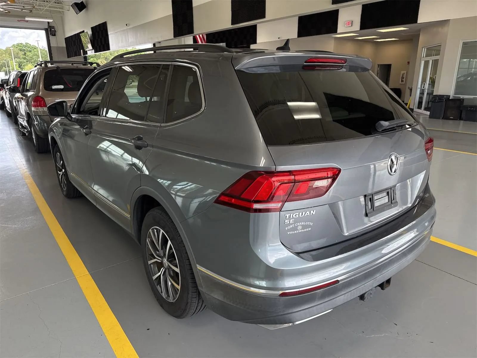 Used 2020 Volkswagen Tiguan SE w/ Panoramic Sunroof Package FWD image 4