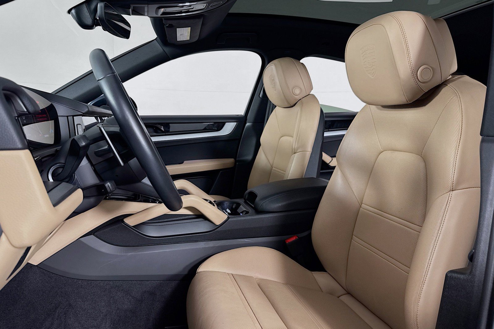 Used 2025 Porsche Cayenne Coupe image 17