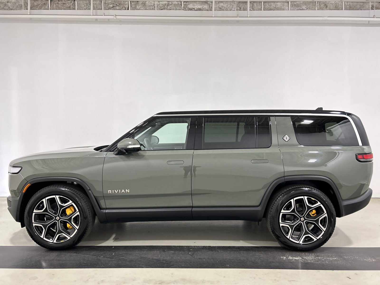 Used 2022 Rivian R1S Launch Edition Quad AWD/4WD image 2