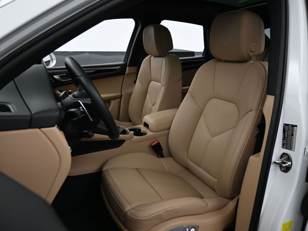 Certified 2025 Porsche Macan image 5