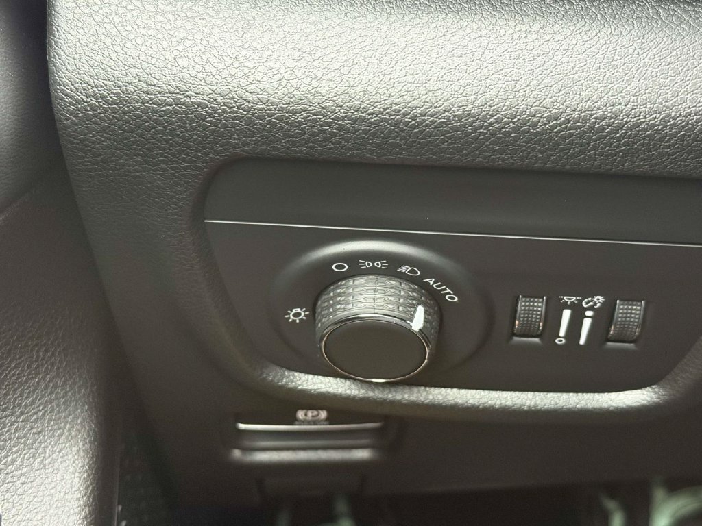 Used 2025 Jeep Grand Cherokee Altitude AWD/4WD image 26