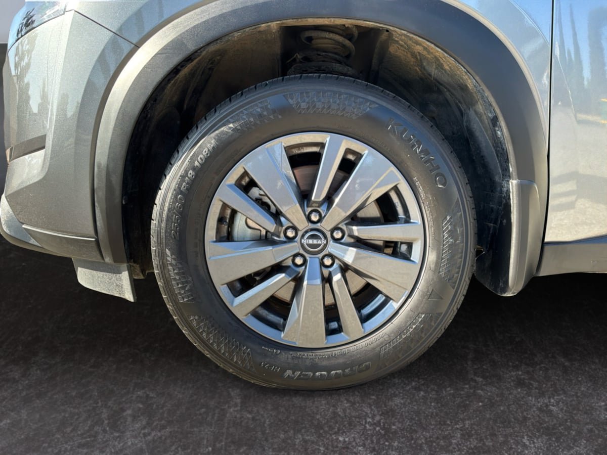 Used 2024 Nissan Pathfinder SV w/ SV Premium Package FWD image 9