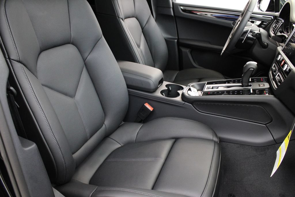 Certified 2025 Porsche Macan AWD/4WD image 28