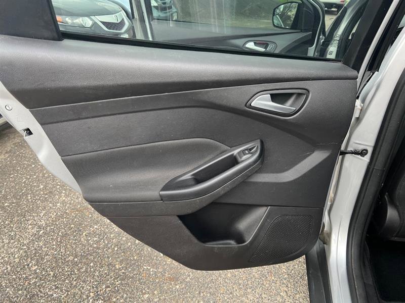 Used 2015 Ford Focus SE w/ Equipment Group 201A FWD image 29