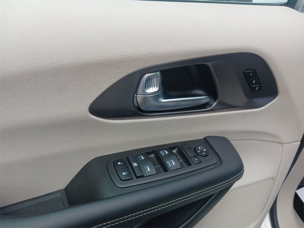 Used 2024 Chrysler Pacifica Touring-L image 29