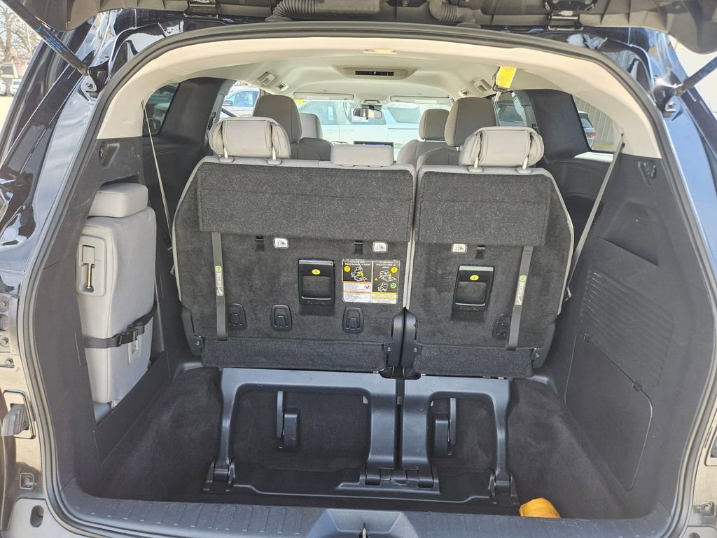 Used 2025 Toyota Sienna LE image 24